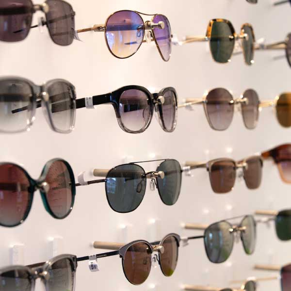 Unterschiedliche Brillenfassungen im Regal