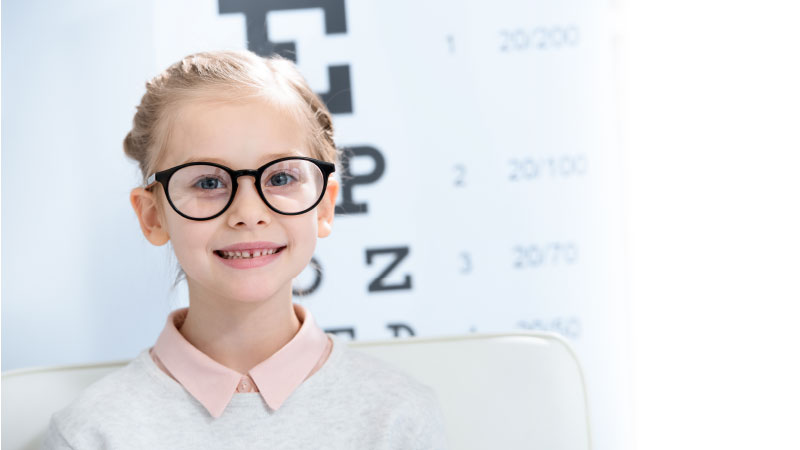 Mädchen mit Brille vor einem Sehtest - Myopie