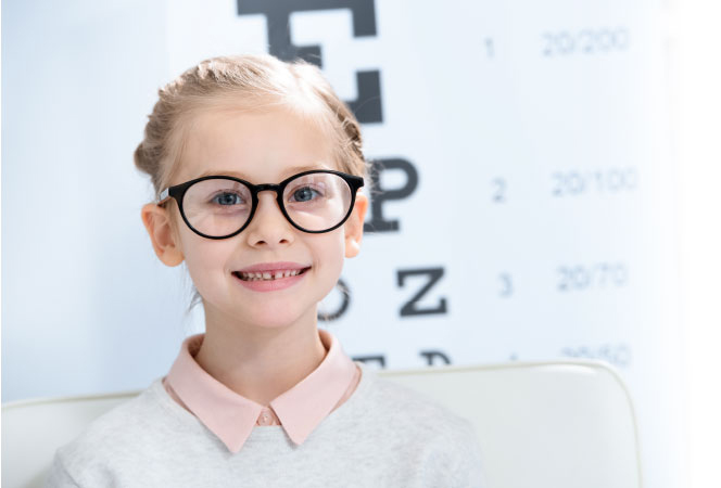 Mädchen mit Brille vor einem Sehtest - Myopie