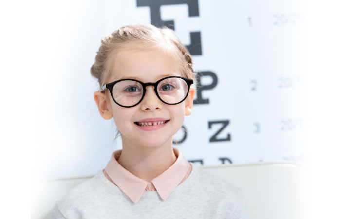 Mädchen mit Brille vor einem Sehtest - Myopie