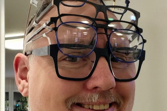 Kay mit mehr Brillen als notwendig auf
