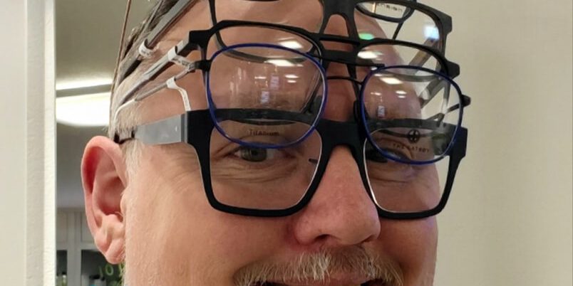 Kay mit mehr Brillen als notwendig auf