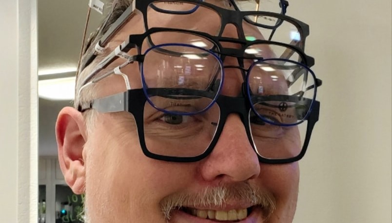 Kay mit mehr Brillen als notwendig auf
