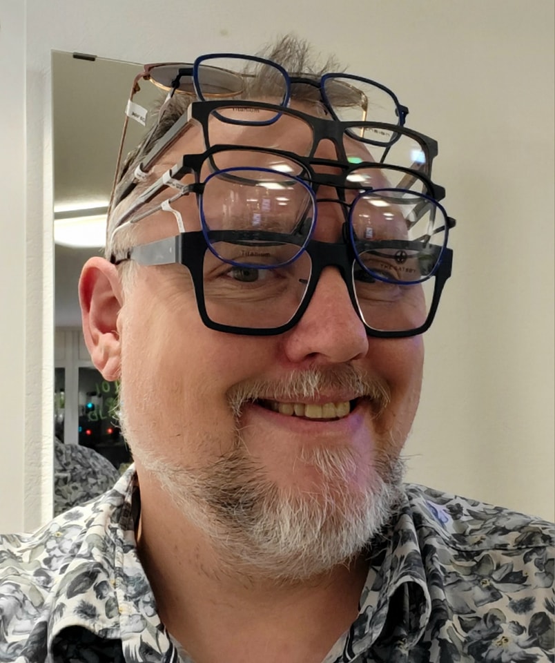 Kay mit vielen Brillen auf der Nase, Stirn und Kopf